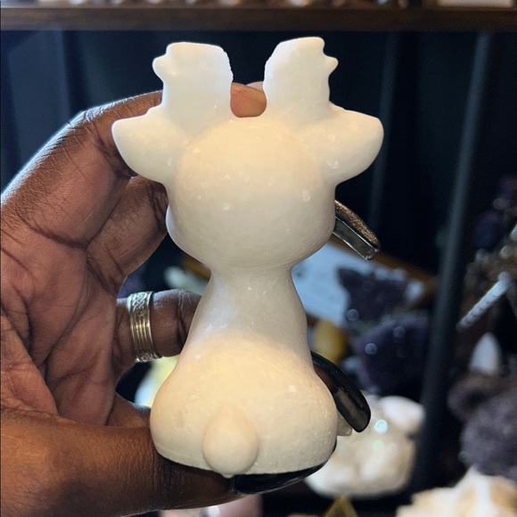 Adorable White Jade reindeer carving - Picture 3 of 5